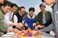 行政長官林鄭月娥與勞工及褔利局局長羅致光博士到訪「深井光屋」，與數十名「光屋」住客一起吃開年飯，共慶新春。圖示林鄭月娥（右三）、羅致光博士（右二）、「要有光」主席李律仁（左二）、「要有光」創辦人及行政總裁余偉業（左三）和「光屋」住客主持「撈起」儀式，祝願所有居民在新一年事事順景，生氣滿溢，一年勝過一年。