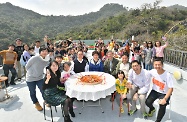 The Chief Executive, Mrs Carrie Lam, and the Secretary for Labour and Welfare, Dr Law Chi-kwong, attended a New Year Feast with dozens of residents of the Light Housing project in Sham Tseng to extend their Chinese New Year greetings to them. Picture shows Mrs Lam (sixth right), Dr Law (fifth right); the Chairman of Light Be, Mr Laurence Li (second right); the Founder and Chief Executive Officer of Light Be, Mr Ricky Yu (seventh right), the Founder and Chief Executive Officer of Social Ventures Hong Kong, Mr Francis Ngai (first right), posing with residents of Light Housing.