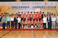 张建宗（前排右七）与得奖队伍及其他嘉宾于颁奖礼上合照。