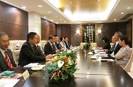 劳工及福利局局长罗致光博士（右二）到香港中华总商会作亲善拜访，就劳资关系、人力资源和区域经济发展等议题作出交流。