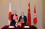 The Secretary for Labour and Welfare, Mr Matthew Cheung Kin-chung, met with the Consul-General of Japan in Hong Kong (Ambassador), Mr Kuninori Matsuda, at Central Government Offices, Tamar, to announce that the reciprocal annual quota of the Hong Kong/Japan Working Holiday Scheme will be significantly increased from 250 to 1 500. Photo shows Mr Cheung (right) and Mr Matsuda exchanging the documents concerning the increase of the reciprocal annual quota of the Scheme.