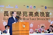 劳工及福利局局长张建宗出席在香港大学举行的长者学苑高桌晚宴2015，担任主礼嘉宾。图示张建宗在晚宴开始前致辞。