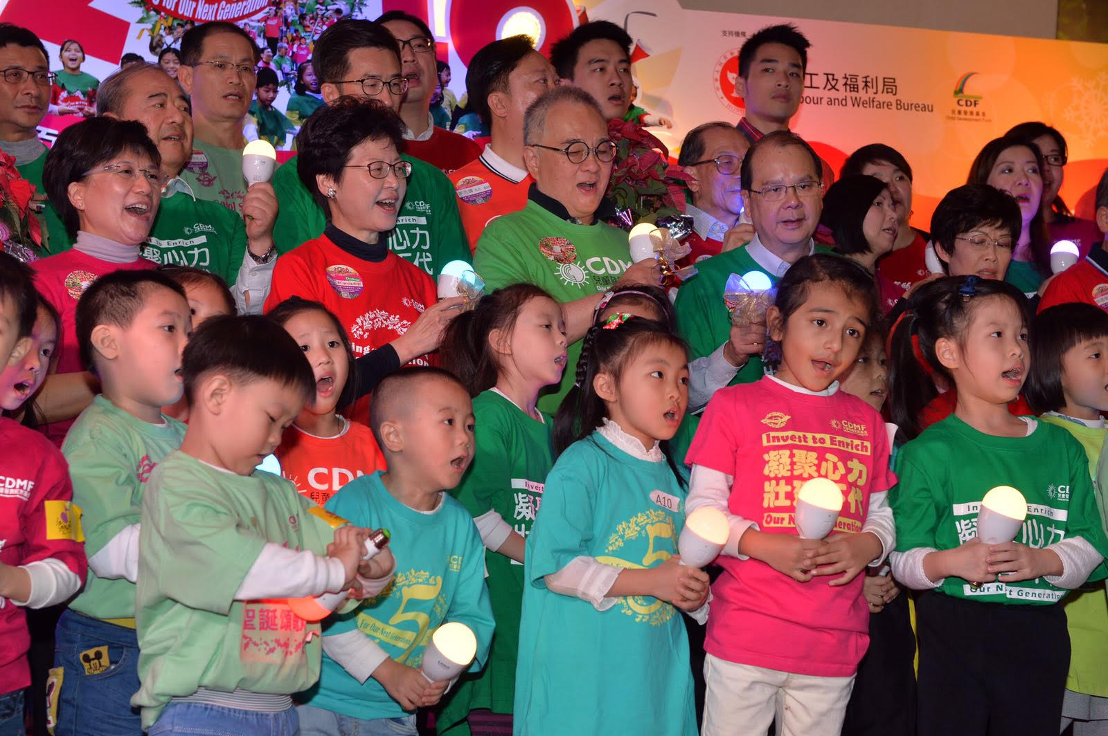 勞工及福利局局長張建宗出席兒童發展配對基金舉辦的聖誕頌歌節，與小朋友一起唱出聖誕歌曲。