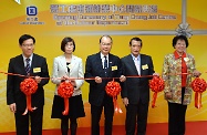 Mr Cheung (centre); the Permanent Secretary for Labour and Welfare, Miss Annie Tam (second left); the Commissioner for Labour, Mr Donald Tong (first left); the Chairman of the Islands District Council, Mr Chow Yuk-tong (second right); and the Vice Chairman of the Islands District Council, Ms Chow Chuen-heung (first right) perform the ribbon-cutting ceremony for Tung Chung Job Centre.