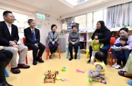 The Secretary for Labour and Welfare, Dr Law Chi-kwong, visited Sha Tin District and called at the Hong Kong Single Parents Association (HKSPA) Jockey Club Neighbourhood Support Centre. Photo shows (from left) the Under Secretary for Labour and Welfare, Mr Caspar Tsui; Dr Law; the District Social Welfare Officer (Sha Tin), Mrs Gloria Lee; and the Chief Executive of the HKSPA, Ms Jessie Yu, chatting with home-based carers and children receiving care services.