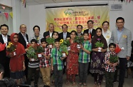 Mr Cheung (centre, back row), Chairman of Hong Kong Community Network, Professor Joe Leung Cho-bun (fourth right, back row), member of the Commission on Poverty, Dr Law Chi-kwong (third right, back row), Legislative Councillor, Ms Chan Yuen-han (third left, back row), and other officiating guests are pictured with the ethnic minority kids at the ceremony.