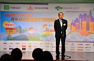 劳工及福利局局长张建宗在「Say YES to Work」青年就业暨暑期工招聘博览2014上致辞，鼓励年轻人把握机会，装备自己，为投身职场作好准备。