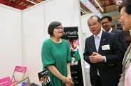 Mr Cheung (second left) chats with an employer representative  (first left) when touring around the Recruitment Expo.