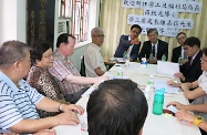 The Secretary for Labour and Welfare, Dr Law Chi-kwong (fourth right), paid a courtesy visit to the Hong Kong and Kowloon Trades Union Council to exchange views on various issues including the abolition of "offsetting" arrangement under the Mandatory Provident Fund System, working hours policy and occupational safety and health.