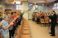 Mr Cheung (right) encourages elderly volunteers of the Elderly Centre to make good use of the $2 Scheme while serving the community.