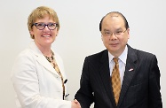 The Secretary for Labour and Welfare, Mr Matthew Cheung Kin-chung (right), today met with the Minister for the Community and Voluntary Sector of New Zealand, Mrs Jo Goodhew, to exchange views on the operation of social enterprises and volunteer services in both places.