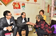 The Community Investment and Inclusion Fund (CIIF) held community-based activities in 10 public housing estates to promote and build social capital. The Secretary for Labour and Welfare, Mr Matthew Cheung Kin-chung, took part in "Heart Connection" project at Choi Hung Estate in Wong Tai Sin. Pictures shows Mr Cheung (second left); and Chairman of the CIIF Committee, Dr Lam Ching-choi (first left) visiting an elderly person living at the estate.