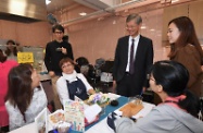 The Secretary for Labour and Welfare, Dr Law Chi-kwong, today (November 26) visited the Community Carer's Cafe in the Sheung Shui Integrated Family Service Centre co-organised by the Social Welfare Department and the Hong Kong Federation of Women's Centres to take a closer look at support services for carers. Photo shows Dr Law (third right) chatting with carers attending activities with refreshments in the Cafe.