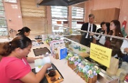 The Secretary for Labour and Welfare, Dr Law Chi-kwong, today (November 26) visited the Community Carer's Cafe in the Sheung Shui Integrated Family Service Centre co-organised by the Social Welfare Department and the Hong Kong Federation of Women's Centres to take a closer look at support services for carers. Photo shows Dr Law (fourth right) being briefed by staff on the Cafe's facilities and support services.