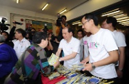 张建宗（右二）向市民派发清洁用品包，提醒他们保持个人和公共生。