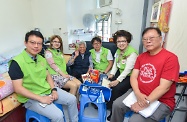 As Tuen Ng Festival is around the corner, the Secretary for Labour and Welfare, Mr Stephen Sui (third right), and guests visited an elderly woman and presented a gift pack to her to express their care and good wishes.