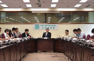 The Secretary for Labour and Welfare, Dr Law Chi-kwong, visited the North District Council (NDC). Photo shows Dr Law (fifth right) and the District Officer (North), Mr Chong Wing-wun (sixth right), meeting with the Chairman of the NDC, Mr So Sai-chi (fourth right), and members to discuss labour and welfare matters.