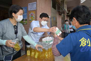 The Secretary for Labour and Welfare, Mr Chris Sun, visited security guards, cleansing workers and horticultural workers in Po Tat Estate, Sau Mau Ping to distribute heat stroke prevention kits to them this afternoon (July 27).