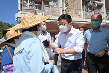The Secretary for Labour and Welfare, Mr Chris Sun, visited security guards, cleansing workers and horticultural workers in Po Tat Estate, Sau Mau Ping to distribute heat stroke prevention kits to them this afternoon (July 27). 