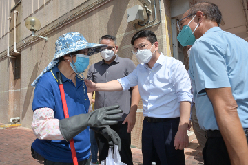 The Secretary for Labour and Welfare, Mr Chris Sun, visited security guards, cleansing workers and horticultural workers in Po Tat Estate, Sau Mau Ping to understand their working condition under very hot weather this afternoon (July 27). 