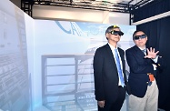 The Secretary for Labour and Welfare, Dr Law Chi-kwong, visited the Logistics and Supply Chain MultiTech R&D Centre (LSCM). Photo shows Dr Law (left) and the Chief Executive Officer of the LSCM, Mr Simon Wong (right), in a simulation of training on operations of air cargo facilities in virtual reality spectacles.