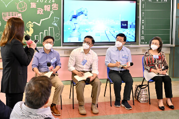 The Chief Executive, Mr John Lee, attended the 2022 Policy Address second Consultation District Forum with several Principal Officials this afternoon (August 27) to listen to views and suggestions of local community members on the upcoming Policy Address. The Secretary for Labour and Welfare, Mr Chris Sun, also attended. The District Forum was held at Hong Kong Southern District Government Primary School. About 100 people from all walks of life attended.