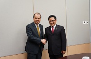 劳工及福利局局长张建宗（左）与访港印尼人力暨垦殖部部长穆海明会面，就共同关心的劳工议题交换意见。