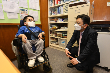 The Secretary for Labour and Welfare, Mr Chris Sun, visited the Hong Kong Office of the Selective Placement Division of the Labour Department in the Harbour Building, Central, this afternoon (October 27) to give encouragement to job seekers with disabilities and frontline personnel. The Commissioner for Labour, Ms May Chan, also joined the visit. Photo shows Mr Sun (right) chatting with a job seeker with disabilities to learn more about his frontline work experience.