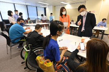 The Secretary for Labour and Welfare, Mr Chris Sun, visited the Hong Kong Office of the Selective Placement Division of the Labour Department in the Harbour Building, Central, this afternoon (October 27) to give encouragement to job seekers with disabilities and frontline personnel. The Commissioner for Labour, Ms May Chan, also joined the visit. Photo shows Mr Sun (standing, first right) and Ms Chan (standing, second right) observing a pre-employment training class where social workers provide training to build the self-confidence of job seekers with disabilities.