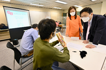 The Secretary for Labour and Welfare, Mr Chris Sun, visited the Hong Kong Office of the Selective Placement Division of the Labour Department in the Harbour Building, Central, this afternoon (October 27) to give encouragement to job seekers with disabilities and frontline personnel. The Commissioner for Labour, Ms May Chan, also joined the visit. Photo shows Mr Sun (standing, right) and Ms Chan (standing, left) taking a closer look at how job seekers with disabilities equip themselves for employment.