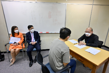 The Secretary for Labour and Welfare, Mr Chris Sun, visited the Hong Kong Office of the Selective Placement Division of the Labour Department in the Harbour Building, Central, this afternoon (October 27) to give encouragement to job seekers with disabilities and frontline personnel. The Commissioner for Labour, Ms May Chan, also joined the visit. Photo shows Mr Sun (second left) and Ms Chan (first left) observing a job seeker with disabilities in a mock interview.