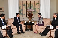 The Chief Executive, Mrs Carrie Lam (second right), met the President of the Chinese Academy of Social Sciences, Professor Xie Fuzhan (second left), at Government House. The Secretary for Labour and Welfare, Dr Law Chi-kwong (first right), was also present.