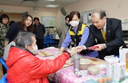 The Secretary for Labour and Welfare, Mr Matthew Cheung Kin-chung, visited the Tung Wah Group of Hospitals Jockey Club Rehabilitation Complex to celebrate the advent of the Lunar New Year. Photo shows Mr Cheung (first right) presenting candies to residents in a vocational rehabilitation training class.