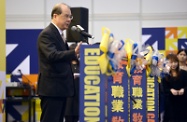 勞工及福利局局長張建宗在香港貿易發展局舉辦的「教育及職業博覽」開幕典禮上表示，政府將致力釋放更多本地勞動力，以應對人口老化的挑戰。