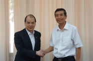 Mr Cheung (left) meets Mr Liu (right) to introduce the progress of the Guangdong Scheme, which will be implemented no later than November this year.