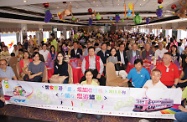 活動參加者與主禮嘉賓在觀光船「洋紫荊號」上合照。