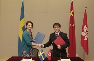 The Secretary for Labour and Welfare, Mr Stephen Sui, met with the Minister for EU Affairs and Trade of Sweden, Ms Ann Linde, at Central Government Offices, Tamar, to announce the establishment of a bilateral Working Holiday Scheme between Hong Kong and Sweden. Photo shows Mr Sui (right) and Ms Linde at the agreement signing ceremony.