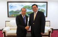 The Secretary for Labour and Welfare, Mr Matthew Cheung Kin-chung (left), meets with the Director-General of the General Office (Department of International Cooperation and Department of Finance) of the State Administration of Work Safety, Mr Ou Guang, in Beijing to brief him on the latest developments of occupational safety in Hong Kong.