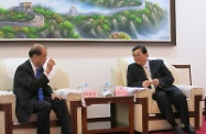 The Secretary for Labour and Welfare, Mr Matthew Cheung Kin-chung (left), meets with the Director-General of the General Office (Department of International Cooperation and Department of Finance) of the State Administration of Work Safety, Mr Ou Guang, in Beijing to brief him on the latest developments of occupational safety in Hong Kong.