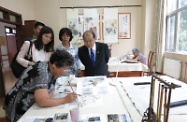 勞工及福利局局長張建宗（右一）參觀北京市第一社會福利院，親身了解內地的護老服務。