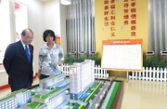 劳工及福利局局长张建宗（左）参观北京市第一社会福利院，并与机构负责人交流意见。