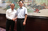 勞工及福利局局長張建宗（左）在北京與人力資源和社會保障部副部長孔昌生會面，就內地與香港勞動市場的最新情況交流意見。