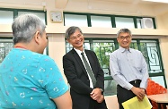 The Secretary for Labour and Welfare, Dr Law Chi-kwong, called at Tuen Mun Long Stay Care Home of the New Life Psychiatric Rehabilitation Association and visited residents with chronic mental illness. Photo shows Dr Law (centre) and the Superintendent of Tuen Mun Long Stay Care Home of the New Life Psychiatric Rehabilitation Association, Mr Sun Chi-shing (right), chatting with a resident.