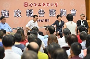 行政長官林鄭月娥（右二）出席香港工會聯合會《施政報告》諮詢會，聽取其屬下工會代表對《施政報告》的意見。勞工及福利局局長羅致光博士（右一）亦有出席。