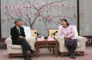 劳工及福利局局长罗致光博士展开北京访问行程。图示罗致光博士（左）与中华全国妇女联合会副主席夏杰会面，就促进妇女福祉和权益的政策工作交流。