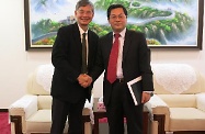 The Secretary for Labour and Welfare, Dr Law Chi-kwong, commenced his visit programme in Beijing. Picture shows Dr Law (left) meeting with the Deputy Director of the State Administration of Work Safety, Mr Sun Huashan. They exchanged views on the regulatory work of occupational safety and health.