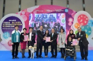 Mr Cheung (sixth left), Mr Yeung (first right) and Mr Chua (first left) present the Innovation Award for Inclusive Organisation to the awardees.