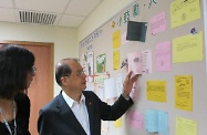 Mr Cheung (right) reads in detail the appreciation letters from members of the public to the Division and encourages colleagues to keep up their good work.