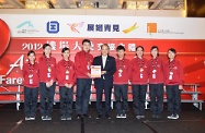 Mr Cheung presents a graduation certificate to Airport Ambassador Leaders.