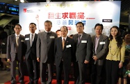 张建宗（中）与香港青少年发展联会主席陈振彬（左三）及其他主礼嘉宾合照。